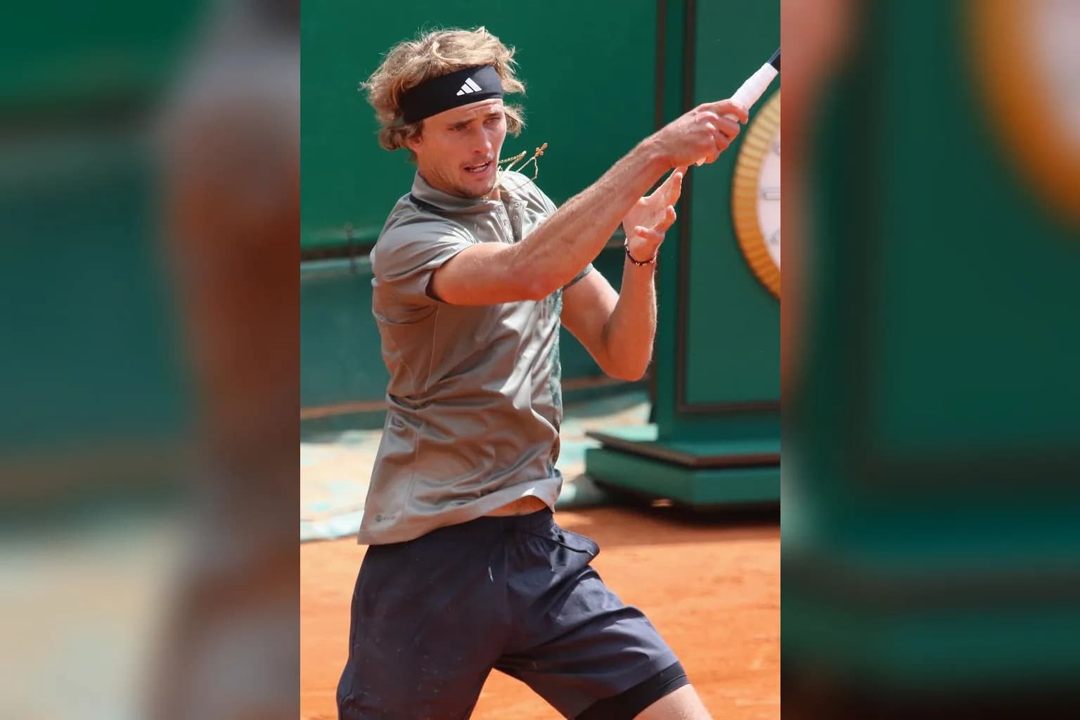 Alexander Zverev playing tennis at the Vienna Open