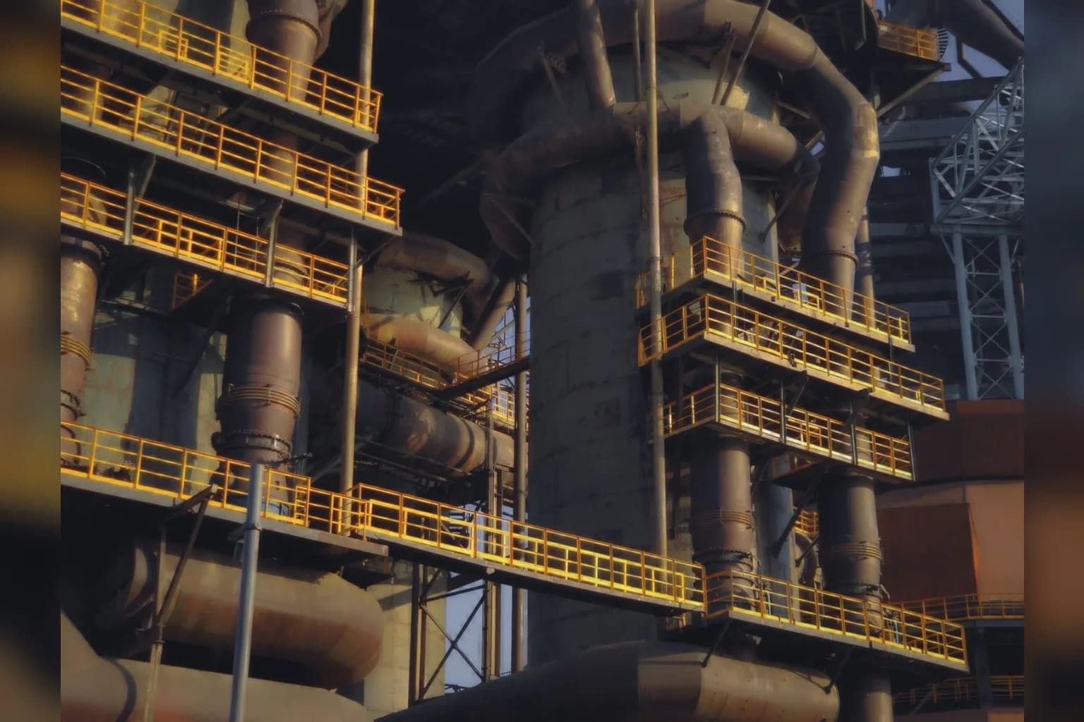 Industrial oil refinery with distillation columns and storage tanks
