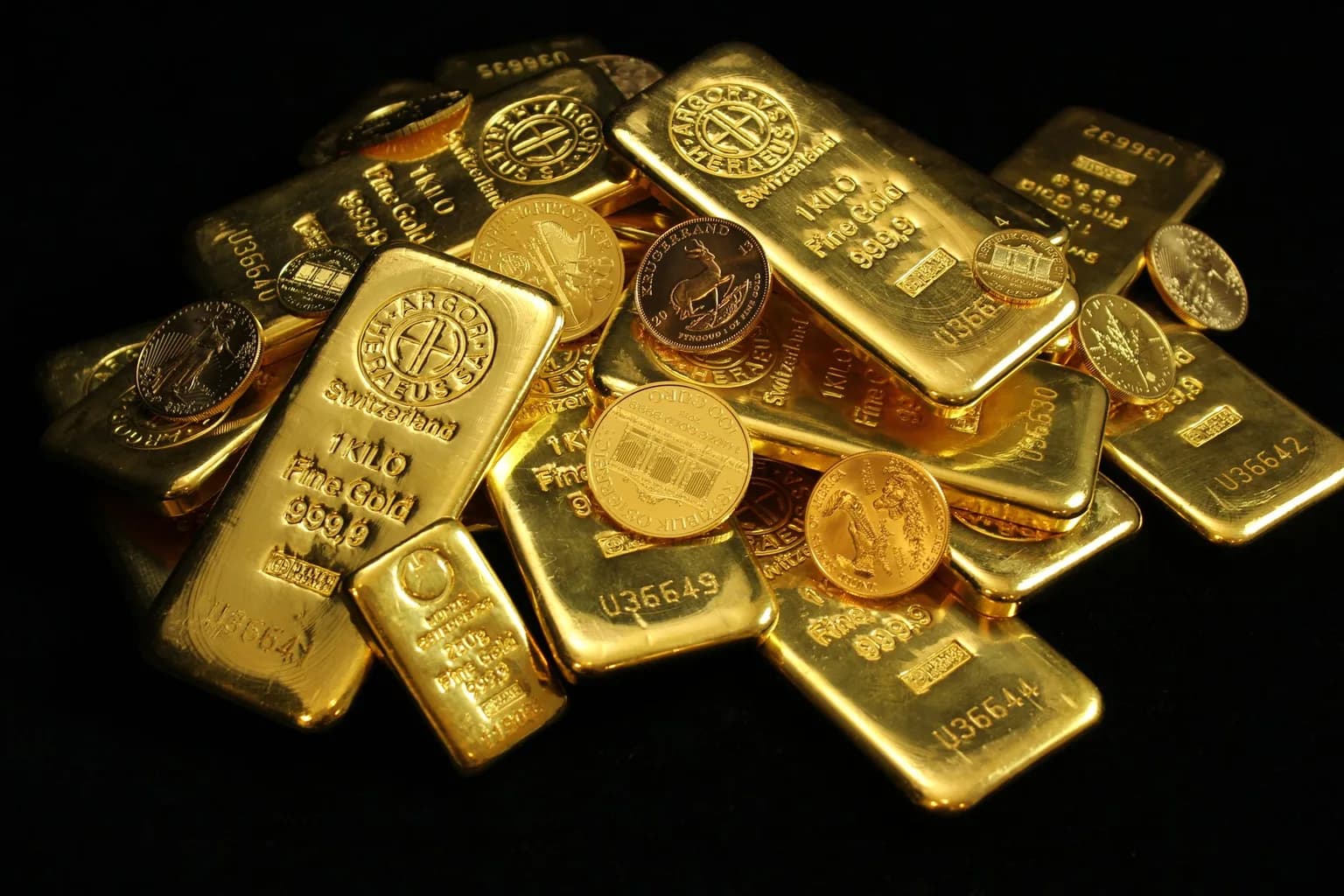 Stacked gold bullion bars representing Russian gold exports flowing through Hong Kong