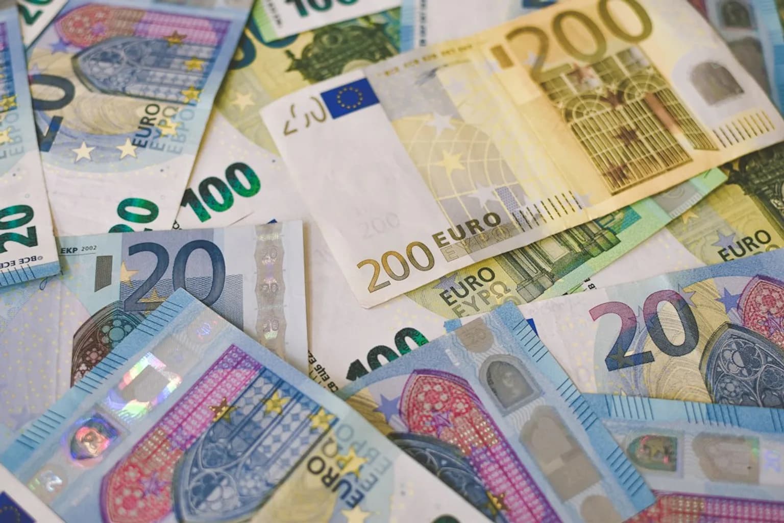 Euro and US dollar banknotes side by side, representing the EUR/USD exchange rate