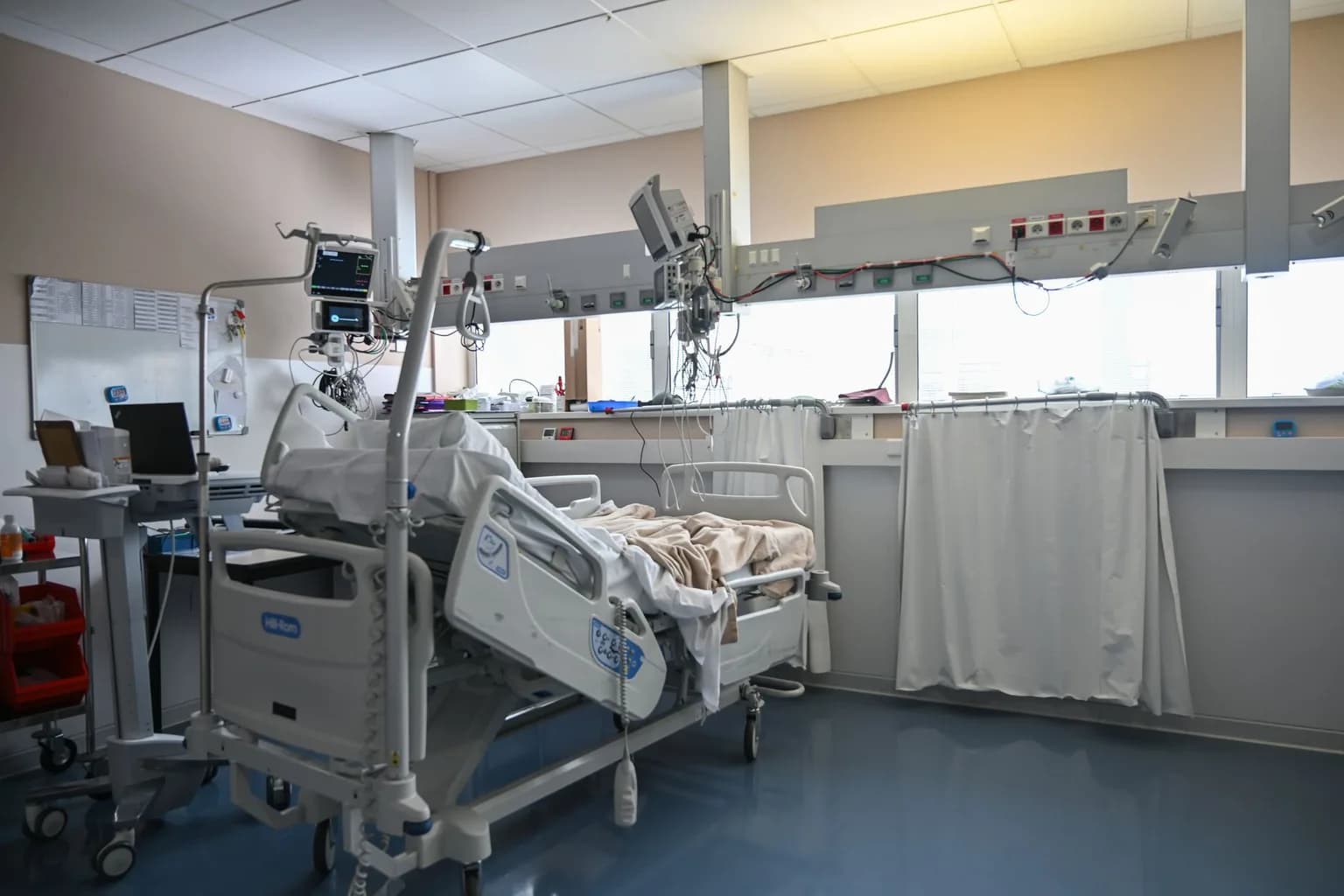 A hospital cardiology ward with medical equipment and patient beds